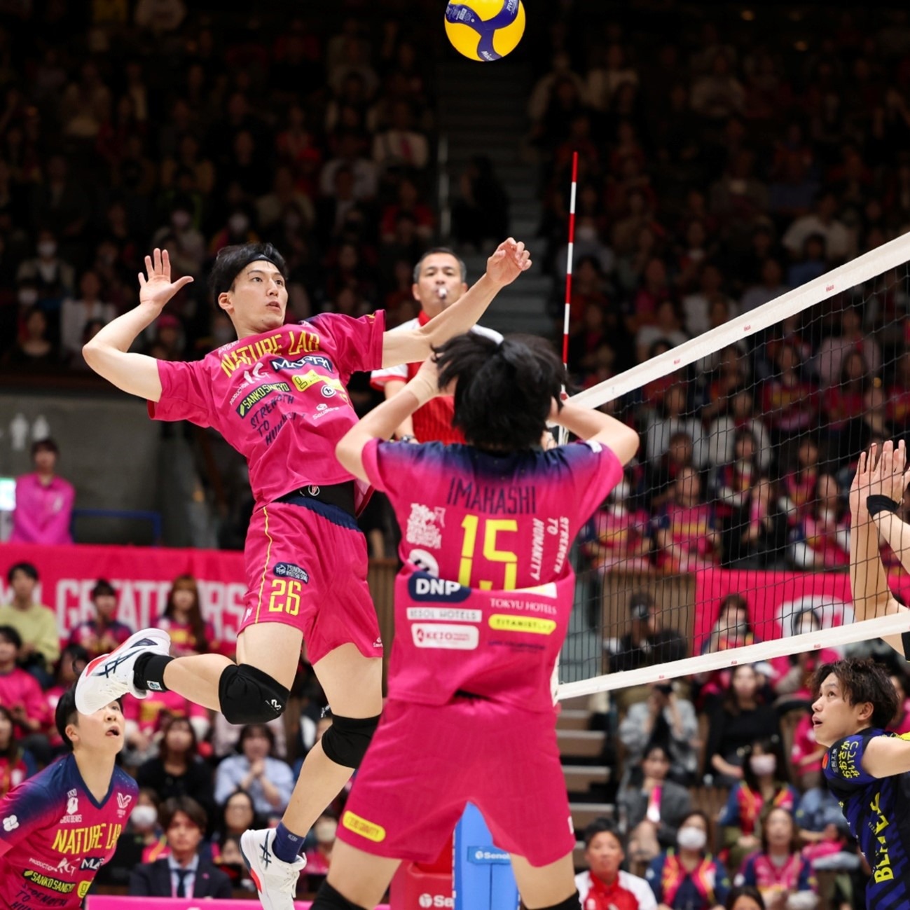 巴里·邦兹在海盗队的最后一年带队杀入季后赛，展现领袖气质